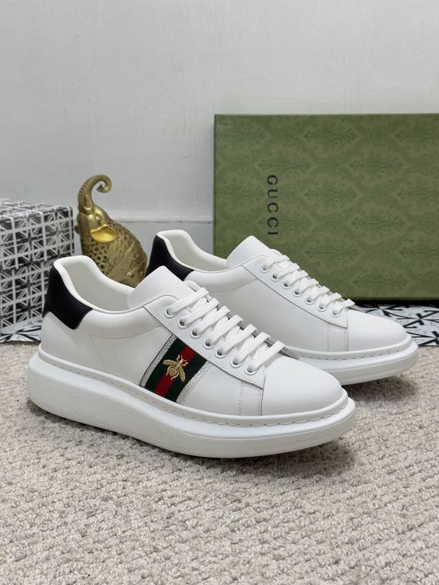 出厂价 实价 Gucci-古奇，原版皮料 舒适羊皮内里 轻便柔软耐磨大底 款式类别：男士时尚休闲鞋 跑步 运动鞋 尊贵奢侈品大牌元素 顶级奢华 颜色：实物图片色