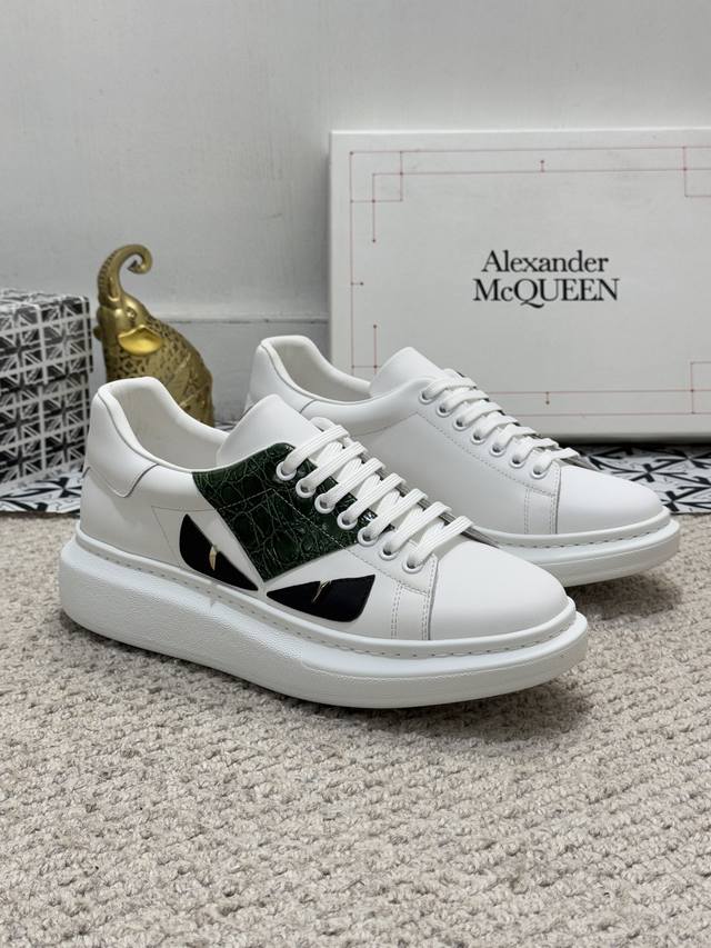 出厂价 实价 Alexander Mcqueen 个性款 麦昆风靡全球小白鞋新款 独家首发 麦昆 ～独特运动鞋。专柜代购休闲鞋意大利进口原版品牌精选头层柔软牛皮