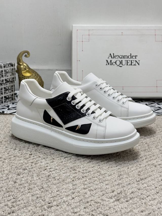 出厂价 实价 Alexander Mcqueen 个性款 麦昆风靡全球小白鞋新款 独家首发 麦昆 ～独特运动鞋。专柜代购休闲鞋意大利进口原版品牌精选头层柔软牛皮