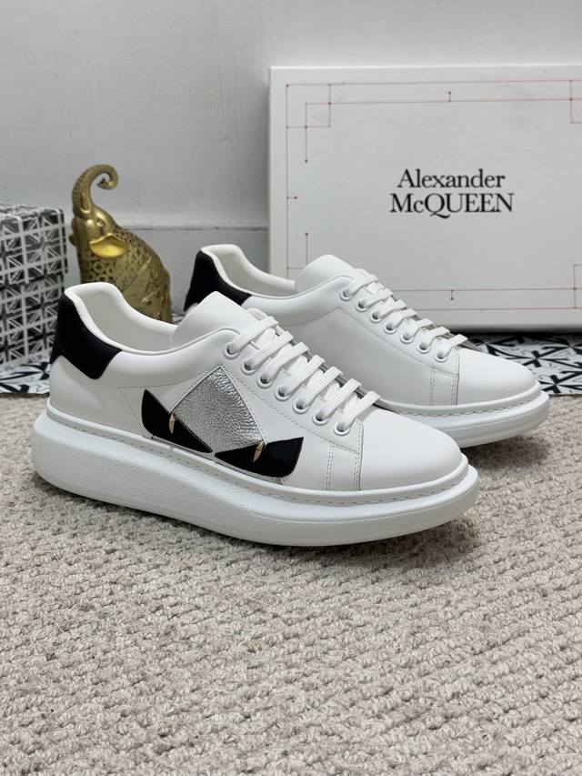 出厂价 实价 Alexander Mcqueen 个性款 麦昆风靡全球小白鞋新款 独家首发 麦昆 ～独特运动鞋。专柜代购休闲鞋意大利进口原版品牌精选头层柔软牛皮