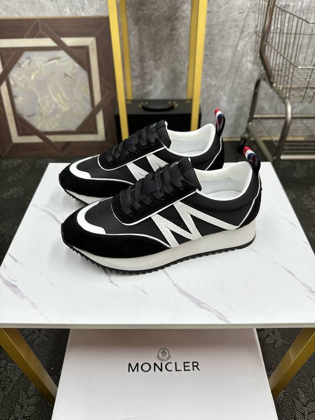 情侣款 Moncler 休闲运动鞋，头层牛皮搭进口网布面料柔软舒适透气 一脚蹬设计理念合脚大气 真头层羊皮内里透气 橡胶大底耐磨防滑舒适度非常不错size:35