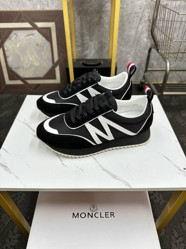 情侣款 Moncler 休闲运动鞋，头层牛皮搭进口网布面料柔软舒适透气 一脚蹬设计理念合脚大气 真头层羊皮内里透气 橡胶大底耐磨防滑舒适度非常不错size:35