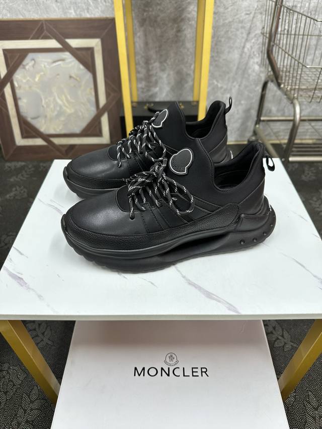 Moncler 休闲运动鞋，头层牛皮搭进口网布面料柔软舒适透气 一脚蹬设计理念合脚大气 真头层羊皮内里透气 橡胶大底耐磨防滑舒适度非常不错size:38-46