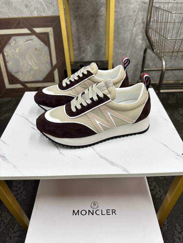 Moncler 休闲运动鞋，头层牛皮搭进口网布面料柔软舒适透气 一脚蹬设计理念合脚大气 真头层羊皮内里透气 橡胶大底耐磨防滑舒适度非常不错size:38-46