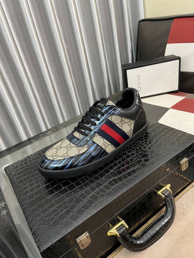 出厂价： Gucci 古奇官网男士休闲鞋同步款，鞋面选用牛皮配进口新品牌元素 古奇，彰显不俗的气息，设计简约套脚款型 超级百搭 内里皮，橡胶大底 ，码数38-4