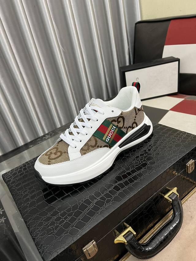 出厂价： Gucci 古奇官网男士休闲鞋同步款，鞋面选用牛皮配进口新品牌元素 古奇，彰显不俗的气息，设计简约套脚款型 超级百搭 内里皮，橡胶大底 ，码数38-4