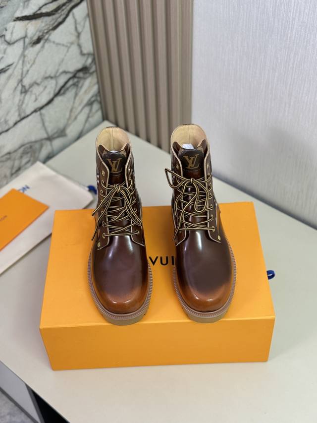 L家 顶级 Size:39-44 38.45可定制 配全套包装Lv高帮靴子系列专柜最新原版正装皮鞋 代购级别 进口头层原版牛皮 开边珠牛皮无内里设计，牛皮垫脚