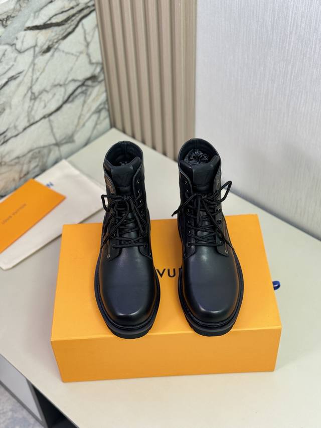 L家 顶级 Size:39-44 38.45可定制 配全套包装Lv高帮靴子系列专柜最新原版正装皮鞋 代购级别 进口头层原版牛皮 开边珠牛皮无内里设计，牛皮垫脚