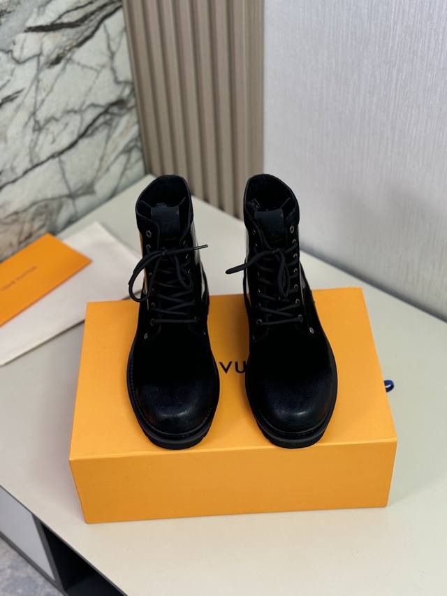 L家 顶级 Size:39-44 38.45可定制 配全套包装Lv高帮靴子系列专柜最新原版正装皮鞋 代购级别 进口头层原版牛皮 开边珠牛皮无内里设计，牛皮垫脚