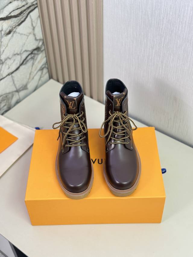 L家 顶级 Size:39-44 38.45可定制 配全套包装Lv高帮靴子系列专柜最新原版正装皮鞋 代购级别 进口头层原版牛皮 开边珠牛皮无内里设计，牛皮垫脚