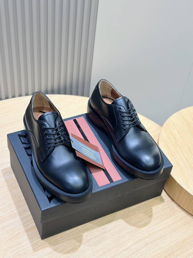 Zegna 杰尼亚 顶级 码数:39-44 38 45可定做Zegn杰尼黑色手工udine德比鞋这款黑色 Udine 休闲鞋以手工抛光小牛皮制成，配备富有现代气