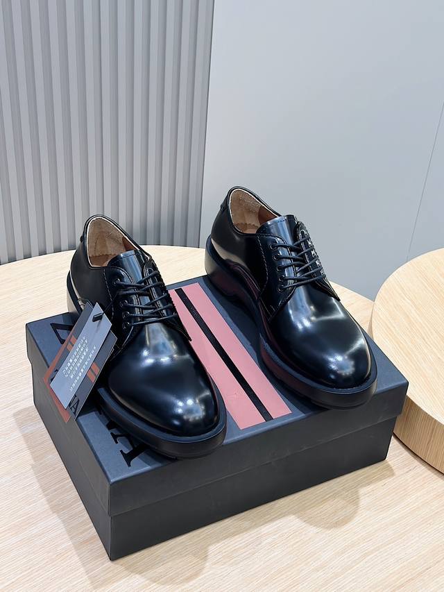 Zegna 杰尼亚 顶级 码数:39-44 38 45可定做Zegn杰尼黑色手工udine德比鞋这款黑色 Udine 休闲鞋以手工抛光小牛皮制成，配备富有现代气