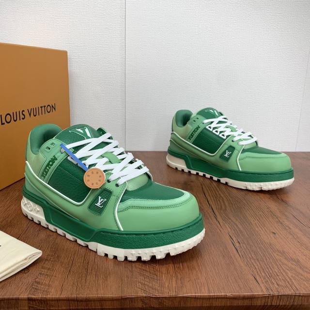 Lv Trainer Maxi男士运动鞋出货 专柜同步最新款首发这几年的 Louis Vuitton Trainer，早已成为年轻人心目中的 潮流圈毕业单品 ，