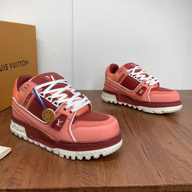 Lv Trainer Maxi男士运动鞋出货 专柜同步最新款首发这几年的 Louis Vuitton Trainer，早已成为年轻人心目中的 潮流圈毕业单品 ，