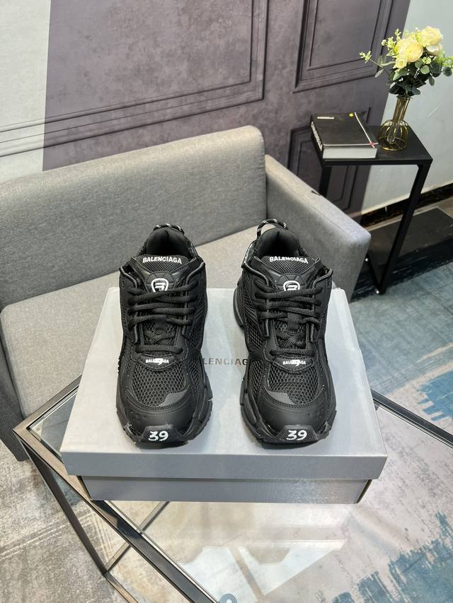 顶级版本Balenciaga 巴黎7.5 巴黎世家 最新配色潮流复古休闲鞋通过溢胶、做旧、缝线等细节，展示了设计师 Demna 的运动鞋风格，用一双 旧鞋 传递