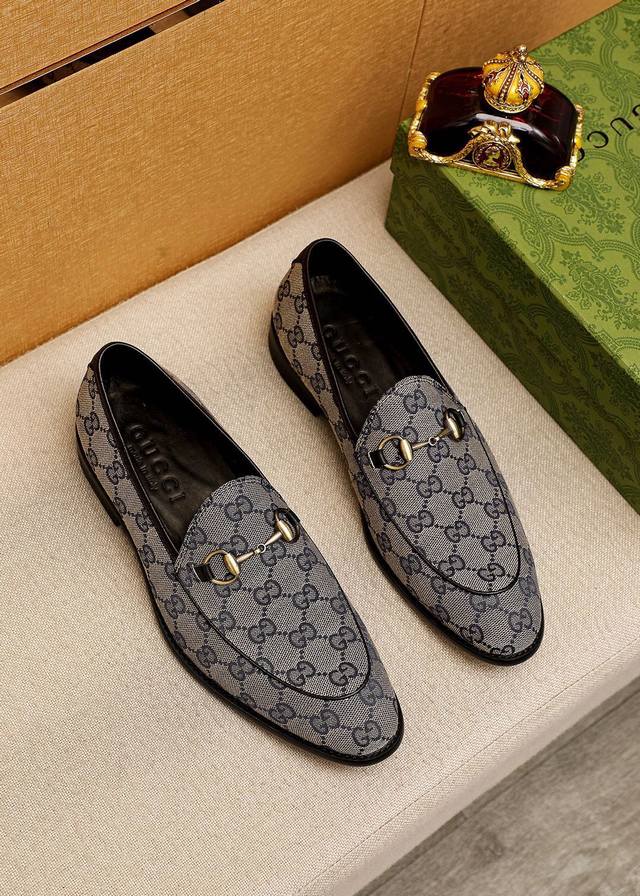 商品商标：Gucci 古驰 休闲皮鞋正码码数: 39-44 38.45.46订制商品材料：精选 进口头层布料鞋面+原版五金扣，进口牛皮内里 强烈立体视觉效果，原