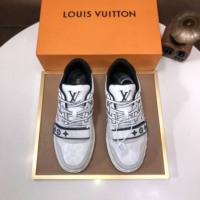 工厂 Louis Vuitton 原单跑量价 水染牛皮内里 新款lv路易威登 * 顶级版本 Lv经典潮鞋！选用进口原版牛皮 水染牛皮内里.原版耐磨橡胶大底！高品