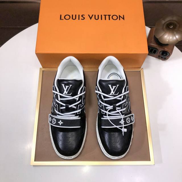 工厂 Louis Vuitton 原单跑量价 水染牛皮内里 新款lv路易威登 * 顶级版本 Lv经典潮鞋！选用进口原版牛皮 水染牛皮内里.原版耐磨橡胶大底！高品