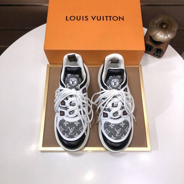 工厂 Louis Vuitton 原单跑量价 水染牛皮内里 新款lv路易威登 * 顶级版本 Lv经典潮鞋！选用进口原版牛皮 水染牛皮内里.原版耐磨橡胶大底！高品