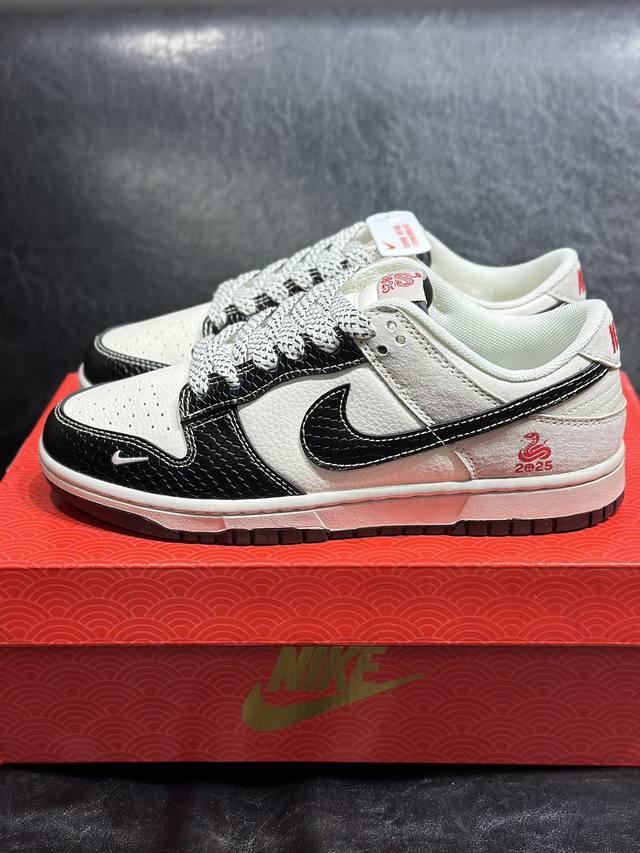 现货 定制板鞋 2025年蛇年系列联名款nike Dunk Low Atomic 情侣款 元盒版本 高清洁度 超乎所想的高性价比 用料绝不含糊 原楦头原纸板 原