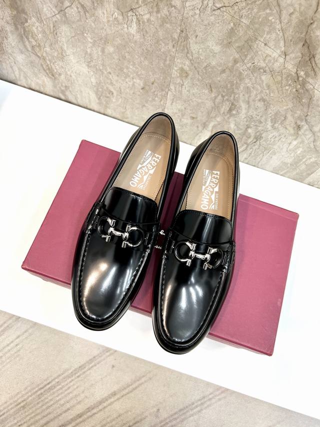 原版真皮大底品牌：Ferragamo 菲拉格慕标准码：男码39–44 38.45定做等级：官网同款 顶级原单材料：原版顶级牛皮 胎牛皮内里 原版真皮大底款式类别