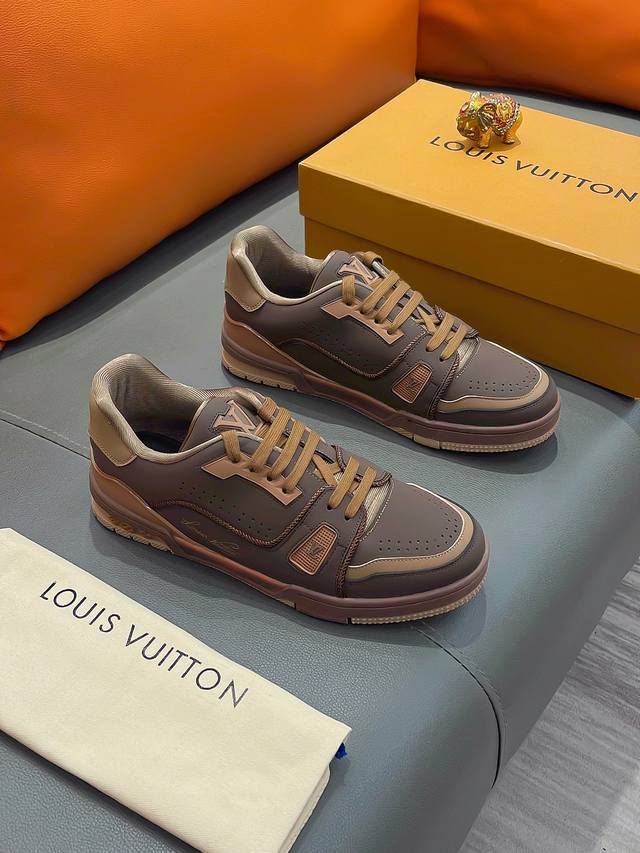 商品名称：Louis Vuitton 路易 威登正规码数: 38-44 休闲鞋商品材料：精选 牛皮鞋面，柔软羊皮垫脚；原厂大底