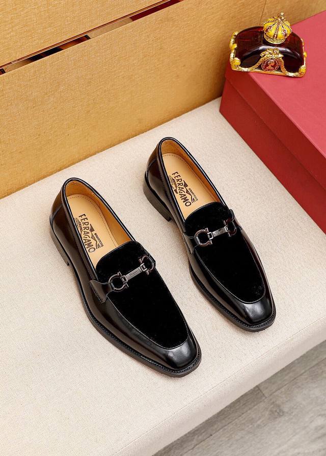 商品商标：Ferragamo 菲拉格慕 休闲皮鞋正码码数: 38-44 45.46.47订制商品材料：精选 进口头层高丝光小牛皮鞋面+奢华五金扣，进口水染牛皮内