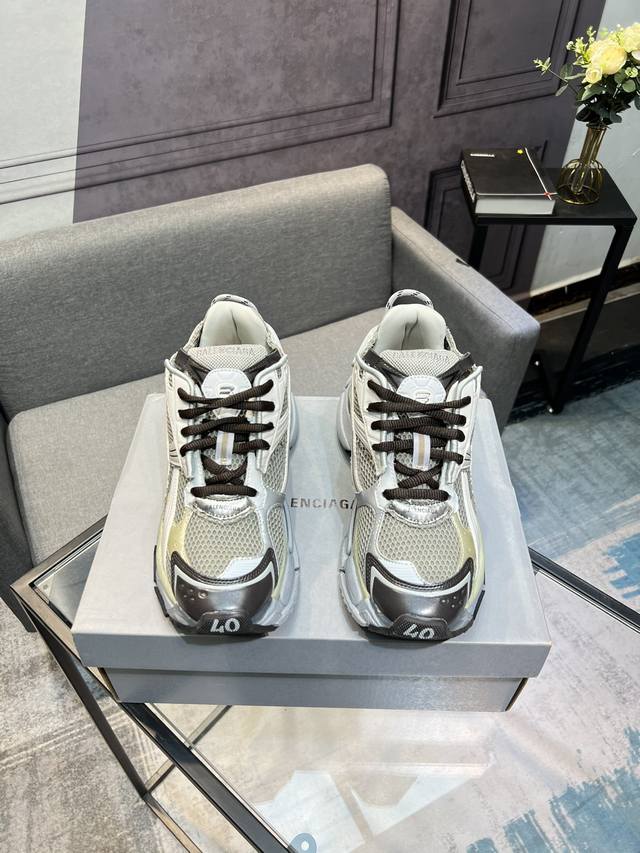 顶级版本Balenciaga 巴黎7.5 巴黎世家 最新配色潮流复古休闲鞋通过溢胶、做旧、缝线等细节，展示了设计师 Demna 的运动鞋风格，用一双 旧鞋 传递