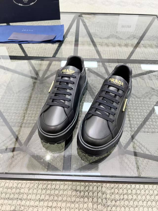 38-45 Prada 普拉达新款男士真皮运动鞋，市面最高版本 、欢迎任意对比！原版皮料质感极佳，超上档次！意大利进口胎羊网内里，可拆式垫！奢华用料、精细做工，