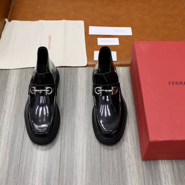 出厂价： Sf家新品 Ferragam* 菲拉格幕 男士高邦靴子这款ferragam* 皮靴选用进口牛皮 开边珠亮皮制成，内里及垫脚水染小牛皮打造，鞋帮面皮革拼