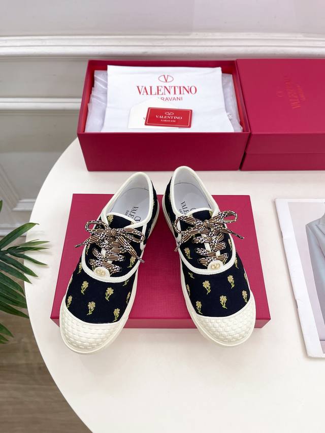 Valentino 华伦天奴 2025Ss早春新品 Bay By Bay 女士帆布运动鞋上新 Valentino Garavani 的经典“Roman Stud