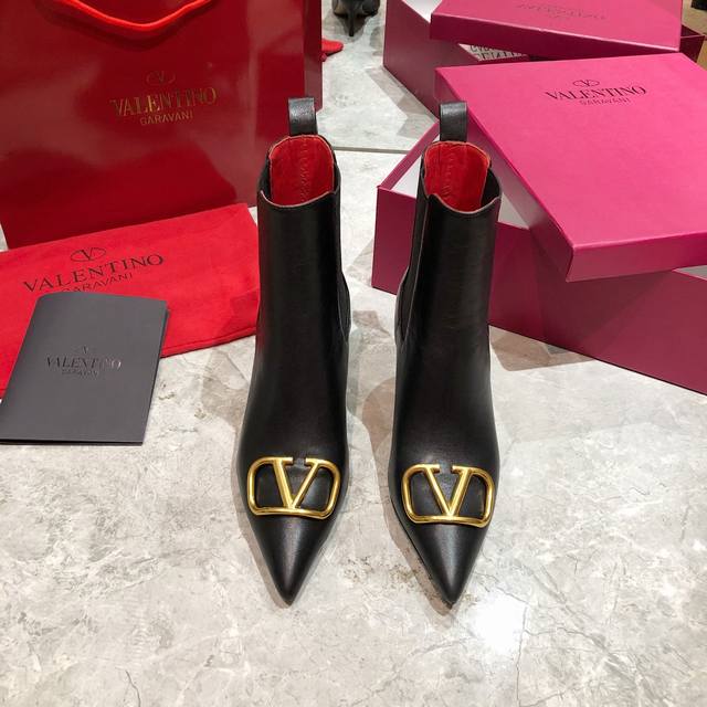 Valentino 华伦天奴秋冬时装女靴：上脚舒适百搭显大长腿， 面料：进口头层牛皮配高弾力橡筋 内里垫脚全部高端羊皮，防滑耐磨橡胶大底 和意大利真皮底2种选择