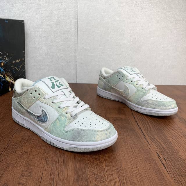 Nike Dunk Low Cny 龙年限定客制三太子敖丙 休闲板鞋以故事为主题的球鞋设计，不仅仅是简单的图案点缀，精彩之处在于多处细节的表达这双蒸汽木偶客制的