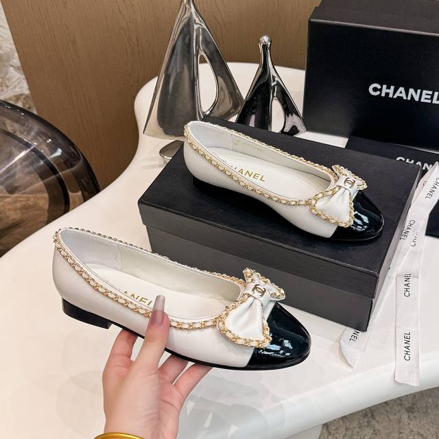 代购级 Chanel 小香24A新品链条平跟单鞋！原版1:1复刻 经典中的经典无论搭配裤装还是裙装都是完美小圆头的设计很好的修饰脚型小仙女们必备！鞋面采用进口小