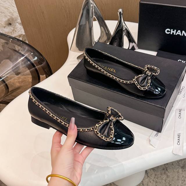 代购级 Chanel 小香24A新品链条平跟单鞋！原版1:1复刻 经典中的经典无论搭配裤装还是裙装都是完美小圆头的设计很好的修饰脚型小仙女们必备！鞋面采用进口小