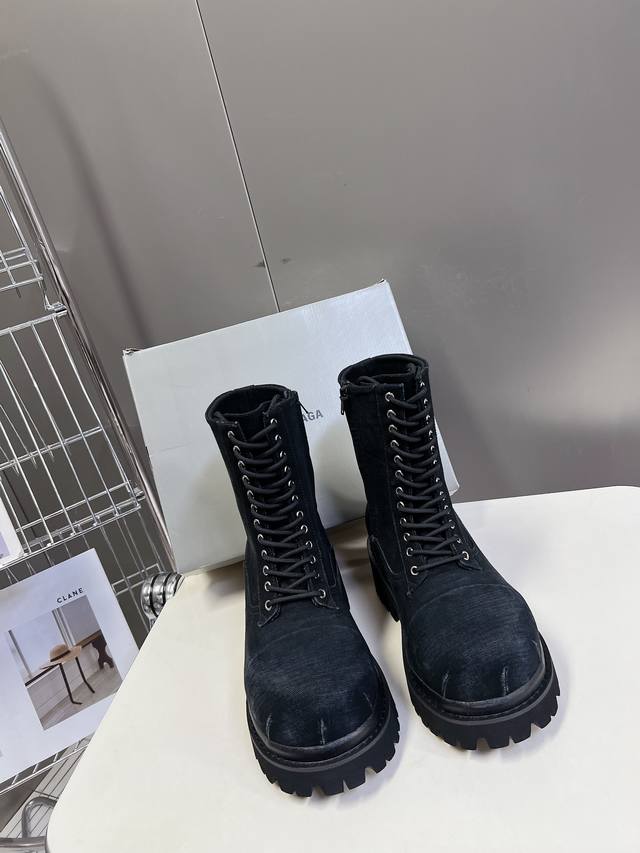 巴黎世家balenciaga春夏秀款情侣大头皮鞋 巴家就一直在引领大鞋大靴的风潮：破坏帆布鞋面的strike军靴，成为不少潮人kol“人脚一双”的必备单品；类固