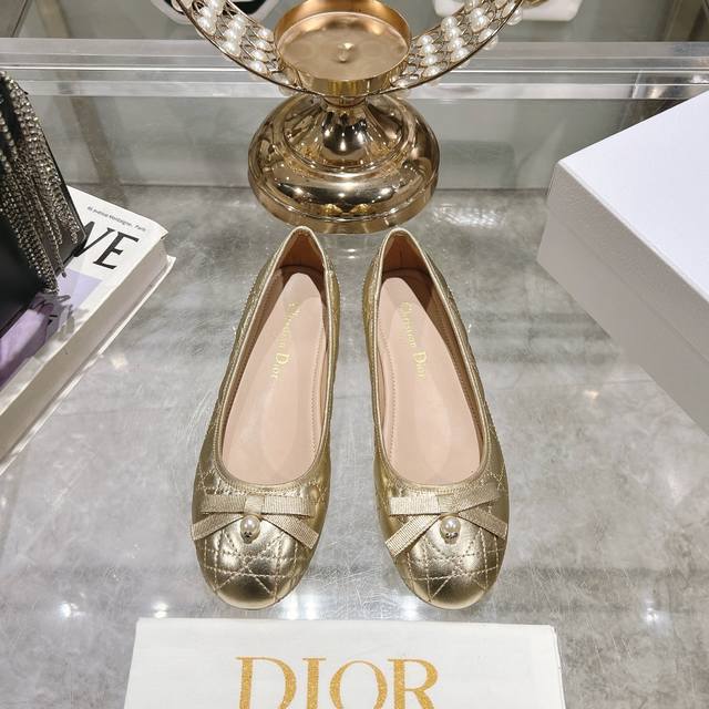 Dior*迪奥 2025Vs 秋冬季菱格纹新款系列 颜色超艳 搭配毫无压力 怎么出可以美美出场圆头小珍珠单鞋面料：原版定制牛皮内里：原版定制羊皮大底: 原版意大