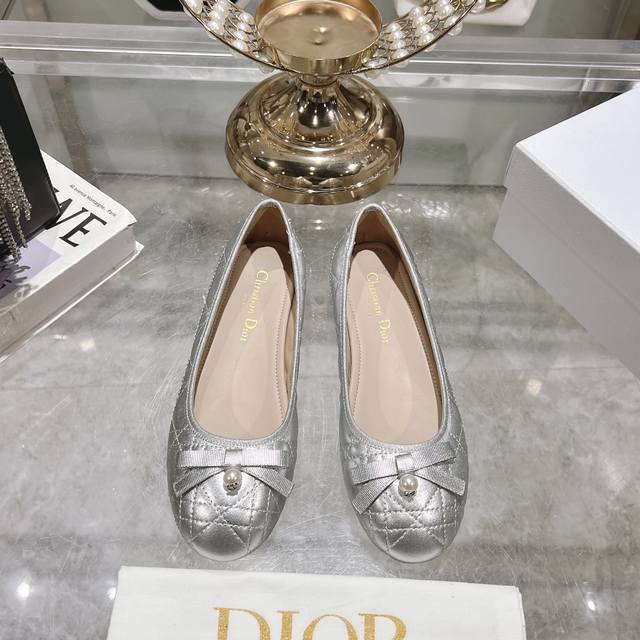 Dior*迪奥 2025Vs 秋冬季菱格纹新款系列 颜色超艳 搭配毫无压力 怎么出可以美美出场圆头小珍珠单鞋面料：原版定制牛皮内里：原版定制羊皮大底: 原版意大