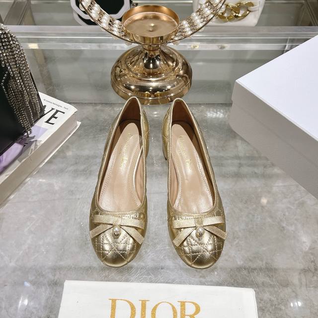 Dior*迪奥 2025Vs 秋冬季菱格纹新款系列 颜色超艳 搭配毫无压力 怎么出可以美美出场圆头小珍珠单鞋面料：原版定制牛皮内里：原版定制羊皮大底: 原版意大