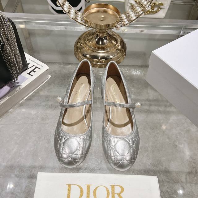 Dior*迪奥 2025Vs 秋冬季菱格纹新款系列 颜色超艳 搭配毫无压力 怎么出可以美美出场圆头小珍珠单鞋面料：原版定制牛皮内里：原版定制羊皮大底: 原版意大