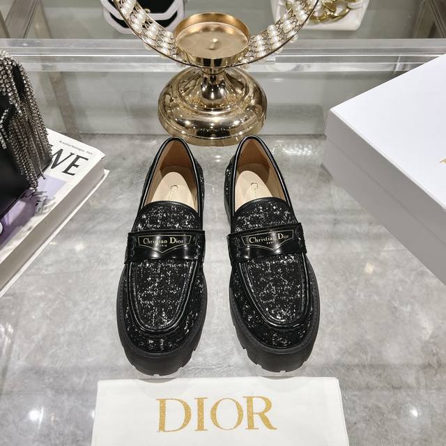 迪奥 Dior 2024秋冬新款 D-Boy 字母logo拼色厚底女鞋 明星同款一脚蹬皮带扣圆头复古低跟乐福单鞋材质:鞋面进口开边珠牛皮拼接环保藤格纹粗花呢+水