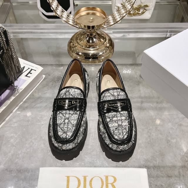 迪奥 Dior 2024秋冬新款 D-Boy 字母logo拼色厚底女鞋 明星同款一脚蹬皮带扣圆头复古低跟乐福单鞋材质:鞋面进口开边珠牛皮拼接环保藤格纹粗花呢+水