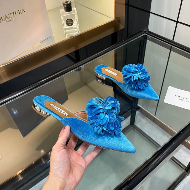 Aquazzura 2025新款拖鞋 代购品质！！！原版开发平底尖头丝绒流苏花平跟拖鞋，丝绒的材质散发着复古的韵味，触感柔软舒适 尖头设计精致又优雅，凸显脚部线