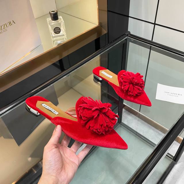 Aquazzura 2025新款拖鞋 代购品质！！！原版开发平底尖头丝绒流苏花平跟拖鞋，丝绒的材质散发着复古的韵味，触感柔软舒适 尖头设计精致又优雅，凸显脚部线