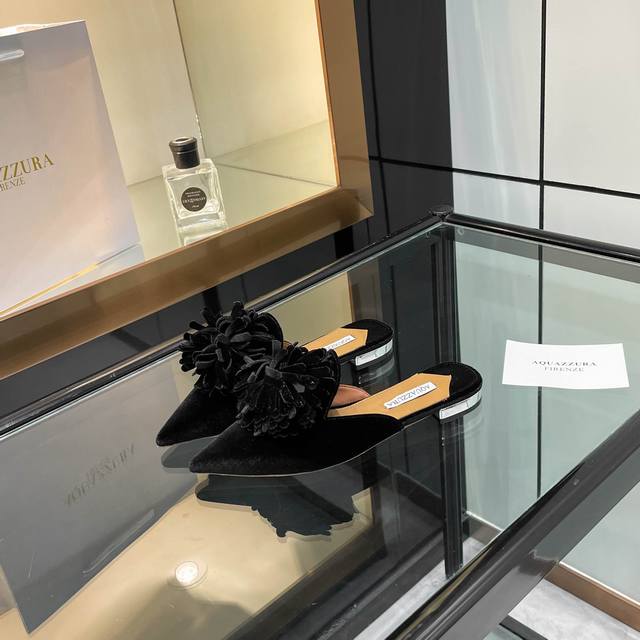 Aquazzura 2025新款拖鞋 代购品质！！！原版开发平底尖头丝绒流苏花平跟拖鞋，丝绒的材质散发着复古的韵味，触感柔软舒适 尖头设计精致又优雅，凸显脚部线