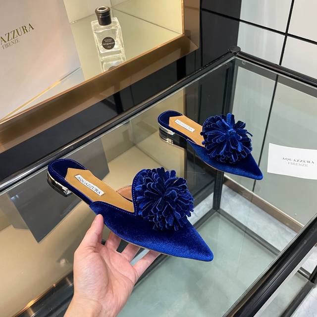 Aquazzura 2025新款拖鞋 代购品质！！！原版开发平底尖头丝绒流苏花平跟拖鞋，丝绒的材质散发着复古的韵味，触感柔软舒适 尖头设计精致又优雅，凸显脚部线