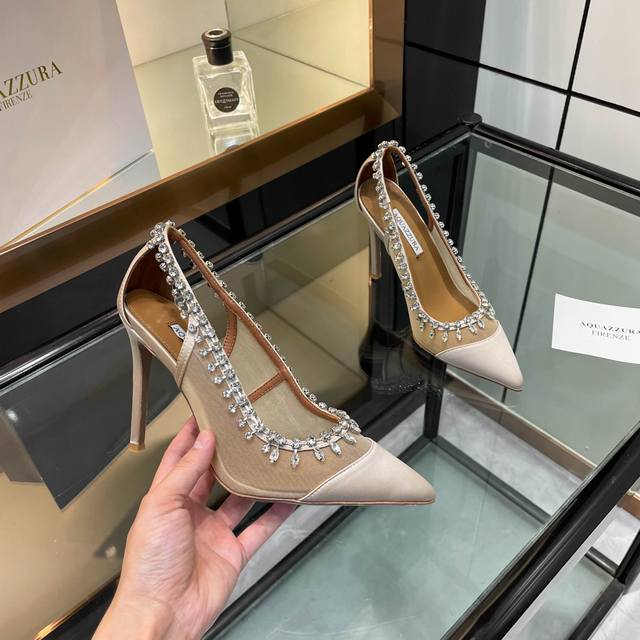 Aquazzura 2025新款单鞋 代购品质！！！原版开发这双真丝网施华洛奇水钻尖头高跟单鞋，是你无法抗拒的魅力诱惑 真丝网的材质轻盈而神秘，充满了朦胧美 施