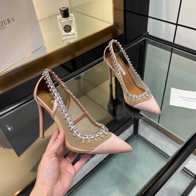 Aquazzura 2025新款单鞋 代购品质！！！原版开发这双真丝网施华洛奇水钻尖头高跟单鞋，是你无法抗拒的魅力诱惑 真丝网的材质轻盈而神秘，充满了朦胧美 施