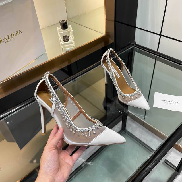 Aquazzura 2025新款单鞋 代购品质！！！原版开发这双真丝网施华洛奇水钻尖头高跟单鞋，是你无法抗拒的魅力诱惑 真丝网的材质轻盈而神秘，充满了朦胧美 施