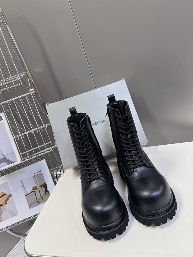 巴黎世家balenciaga春夏秀款情侣大头皮鞋 巴家就一直在引领大鞋大靴的风潮：破坏帆布鞋面的strike军靴，成为不少潮人kol“人脚一双”的必备单品；类固